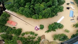 Evacuation par hélicoptère après les inondations dans le Kentucky