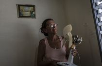 Miriam Cortés posa con su ventilador en Regla, Cuba, el lunes 1 de agosto de 2022.