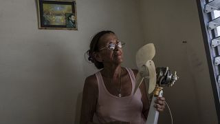 Miriam Cortés posa con su ventilador en Regla, Cuba, el lunes 1 de agosto de 2022.