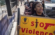 Nők tüntetnek a dél-afrikai Krugersdorp-ban az erőszak és a bűnözés ellen