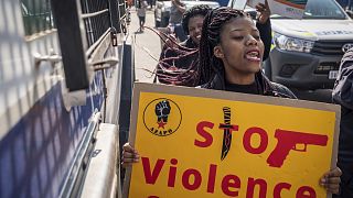 Nők tüntetnek a dél-afrikai Krugersdorp-ban az erőszak és a bűnözés ellen