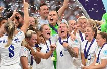 Az angol játékosok, miután 2-1-re győztek Németország ellen a női labdarúgó Európa-bajnokság döntőjében a londoni Wembley Stadionban 2022. július 31-én