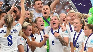 Az angol játékosok, miután 2-1-re győztek Németország ellen a női labdarúgó Európa-bajnokság döntőjében a londoni Wembley Stadionban 2022. július 31-én