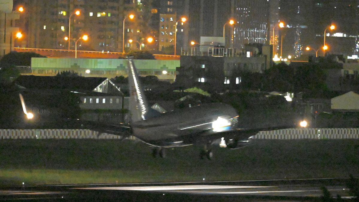L'avion militaire de Nancy Pelosi en train de se poser sur le tarmac de l'aéroport de Taipei Songshan, dans la nuit du 2 au 3 août 2022