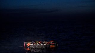 Μετανάστες διασχίζουν τη θάλασσα σε μικρές βάρκες (φωτογραφία αρχείου)