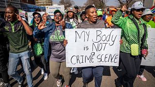 Mulheres protestam diante do tribunal de Krugersdorp, África do Sul