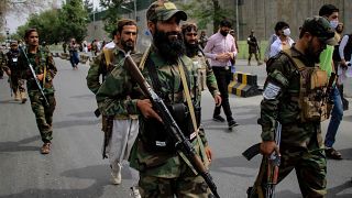 Tálib fegyveresek az Ajmán az-Zaváhíri elleni merénylet helyszínén Kabulban 2022. augusztus 2-án