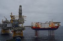 Plataformas produtoras de petróleo no Mar do Norte sobre o campo petrolífero Johan Sverdrup, Noruega