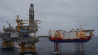 Plataformas produtoras de petróleo no Mar do Norte sobre o campo petrolífero Johan Sverdrup, Noruega