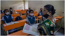 فصل دراسي في مدرسة بمدينة بومباي الهندية - أرشيف
