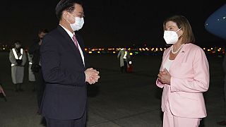 Nancy Pelosi, a destra viene accolta dal ministro degli Esteri di Taiwan Joseph Wu mentre arriva a Taipei, 2 agosto 2022