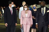 Pelosi wird von Taiwans Außenminister Joseph Wu in Taipeh empfangen. 
