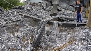 Orosz rakéta becsapódása nyomán keletkezett kráter a kelet-ukrajnai Csuhujivban 2022. augusztus 2-án