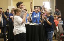 Votantes de Kansas celebrando el resultado en las urnas