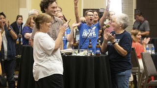 Votantes de Kansas celebrando el resultado en las urnas