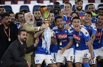 رئيس نابولي أوريليو دي لورينتيس يحتفل بعد فوز نابولي بكأس إيطاليا سنة 2020