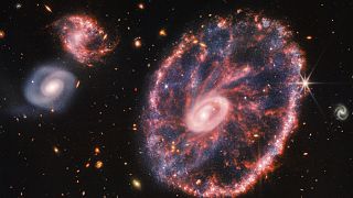 صورة إلتقطها التلسكوب ويب ظهر مجرة ​​كبيرة وردية تشبه عجلة