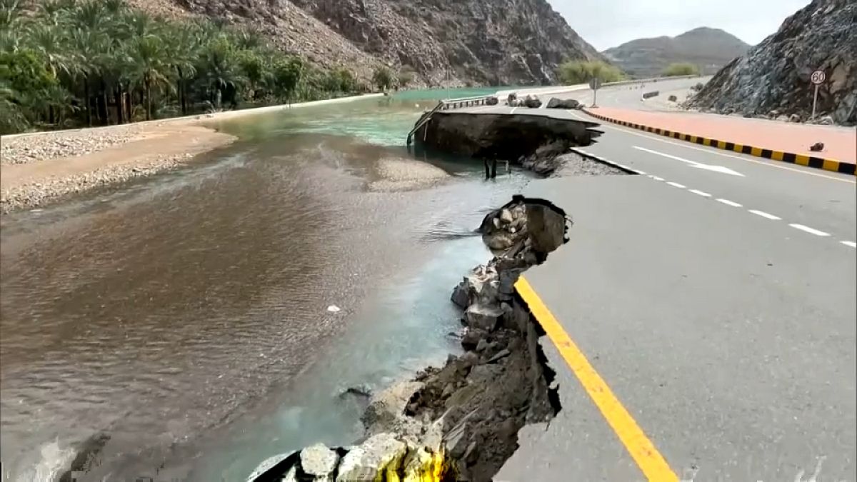 تضرر الطرق جراء الأمطار الغزيرة في سلطنة عمان