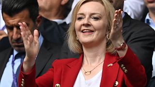  وزيرة الخارجية البريطانية ليز تروس تهتف قبل نهائي كأس الأمم الأوروبية للسيدات 2022