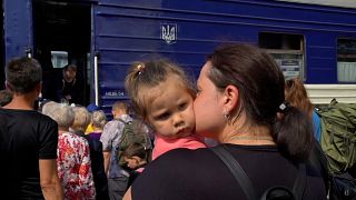 Eine Mutter mit ihrem Kind auf der Flucht aus der Region Donezk