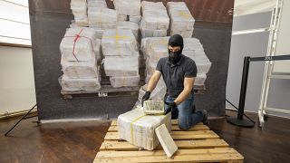 Német vámos egy óriási kokainfogás egy részletét mutatja Münchenben, 2022. július 11-én