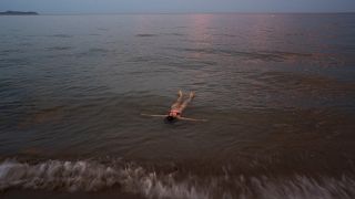 Una mujer se refresca en la playa de Sant Pere Pescador, Girona, España, el lunes 1 de agosto de 2022.