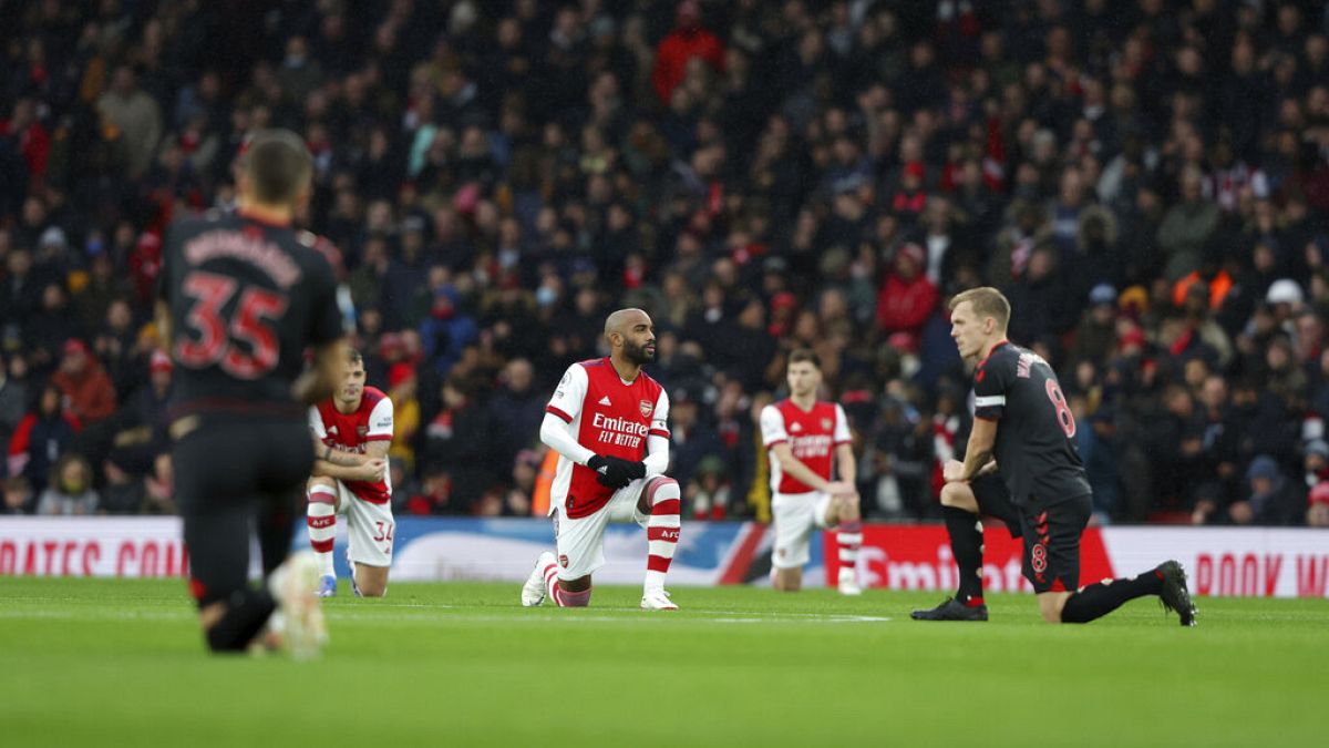 Los jugadores se arrodillan antes del comienzo del partido de fútbol de la Premier League inglesa entre el Arsenal y el Southampton, el sábado 11 de diciembre de 2021