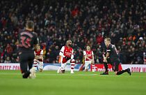 Los jugadores se arrodillan antes del comienzo del partido de fútbol de la Premier League inglesa entre el Arsenal y el Southampton, el sábado 11 de diciembre de 2021