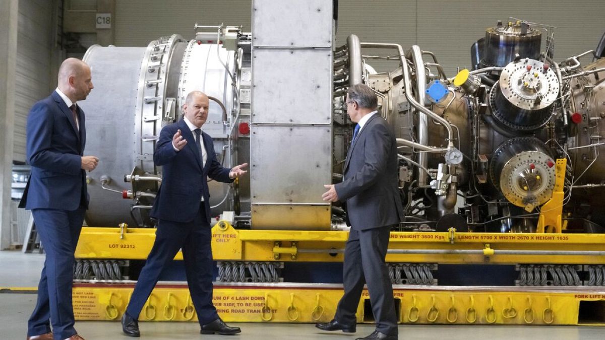 Olaf Scholz a Siemens mannheimi üzemében, a kérdéses turbina előtt