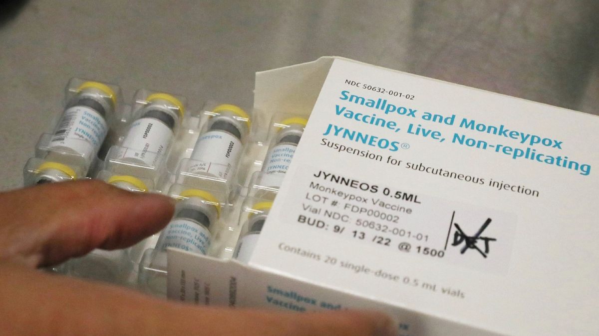 Um farmacêutico retira uma bandeja de frascos da vacina Jynneos para a varíola dos macacos no centro de vacinas do Hospital Geral de Zuckerberg. São Francisco, 29/07/2022