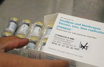 Eine Tablette mit Ampullen des Jynneos-Impfstoffs gegen Affenpocken; 29. Juli 2022, in der Impfstoffzentrale des Zuckerberg San Francisco General Hospitals