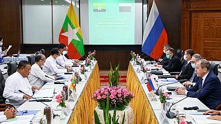 Министр иностранных дел России Сергей Лавров (справа) во время встречи с министром иностранных дел Мьянмы Вунной Маунг Лвином в Мьянме.