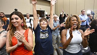 Γυναίκες πανηγυρίζουν για το αποτέλεσμα της ψηφοφορίας στην πόλη Overland Park του Κάνσας