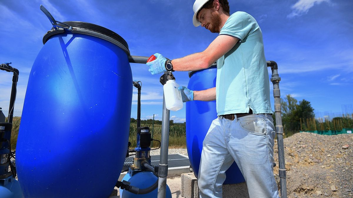 Un technicien vérifie la qualité de l'eau dans une station d'épuration à Saint-Jean-de-Cornies dans le sud de la France  - juillet 2022