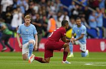 Die Spieler Thiago (M.) und Kevin De Bruyne (l.) beim Kniefall vor einem Fußballspiel zwischen dem FC Liverpool und Manchester City