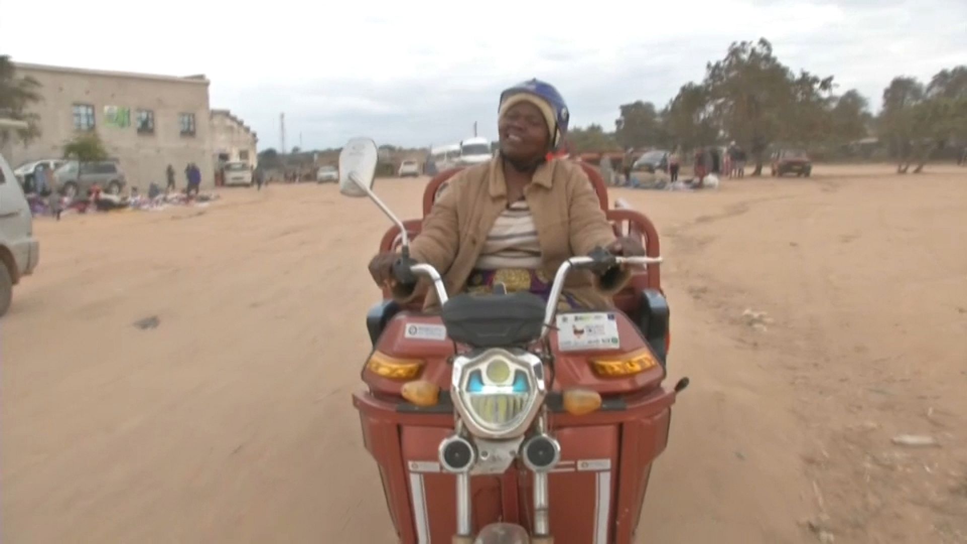 Zimbabwe des tricycles solaires pour faciliter les trajets des