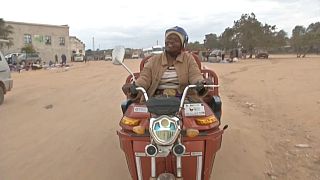 Triciclo movido a energia solar no Zimbabué