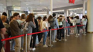 Огромные очереди перед вновь открывшимися в России магазинами H&M