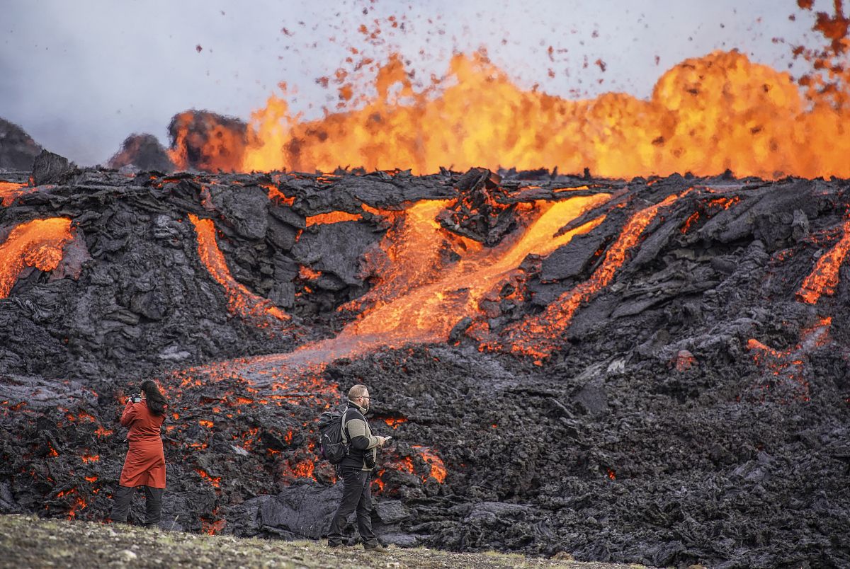 Islande les touristes affluent pour admirer une éruption volcanique