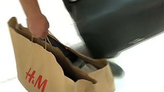 Un client fait les soldes à H&M Moscou