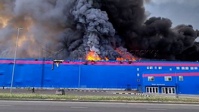 حريق مستودع في سوق أوزون الروسي.