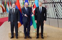 Nikol Paşinyan (solda), Charles Michel,  İlham Aliyev (sağda)