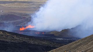 İzlanda'nın güneybatısında yanardağ patladı