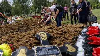 مراسم دفن جنود في بوكروفسك بمنطقة دونيتسك في شرق أوكرانيا.