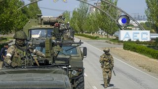 Российские военные контролируют дорогу, ведущую к Запорожской АЭС. 1 мая 2022 года