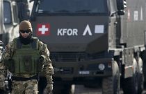 جندي من قوة حفظ السلام التي يقودها حلف شمال الأطلسي يحرس قافلة قرب قرية ليبوسافيتش شمال كوسوفو. 2018/12/13