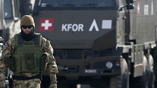 جندي من قوة حفظ السلام التي يقودها حلف شمال الأطلسي يحرس قافلة قرب قرية ليبوسافيتش شمال كوسوفو. 2018/12/13