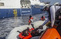 Des bénévoles de Médecins Sans Frontières portent secours à 71 personnes à la dérives sur un bateau pneumatique, pour les emmener sur leur navire le Geo Barants / 27 Juin