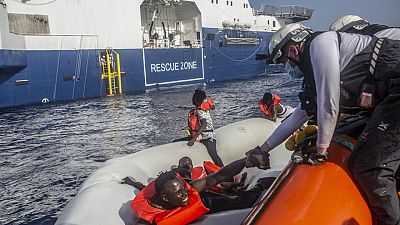 Des bénévoles de Médecins Sans Frontières portent secours à 71 personnes à la dérives sur un bateau pneumatique, pour les emmener sur leur navire le Geo Barants / 27 Juin