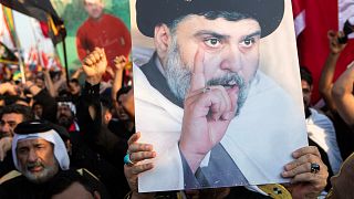 Un manifestante muestra una pancarta de Sadr